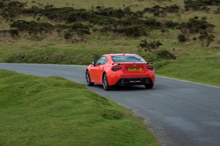  Toyota GT 86 Orange Edition 2017 года  (UK) (фото 17 из 18)